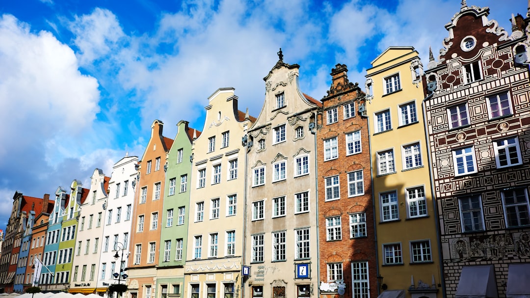 découvrez gdansk, une ville portuaire historique de pologne, réputée pour son architecture colorée, son front de mer animé et son riche patrimoine culturel. parfait pour un séjour entre histoire, détente et découvertes culinaires.