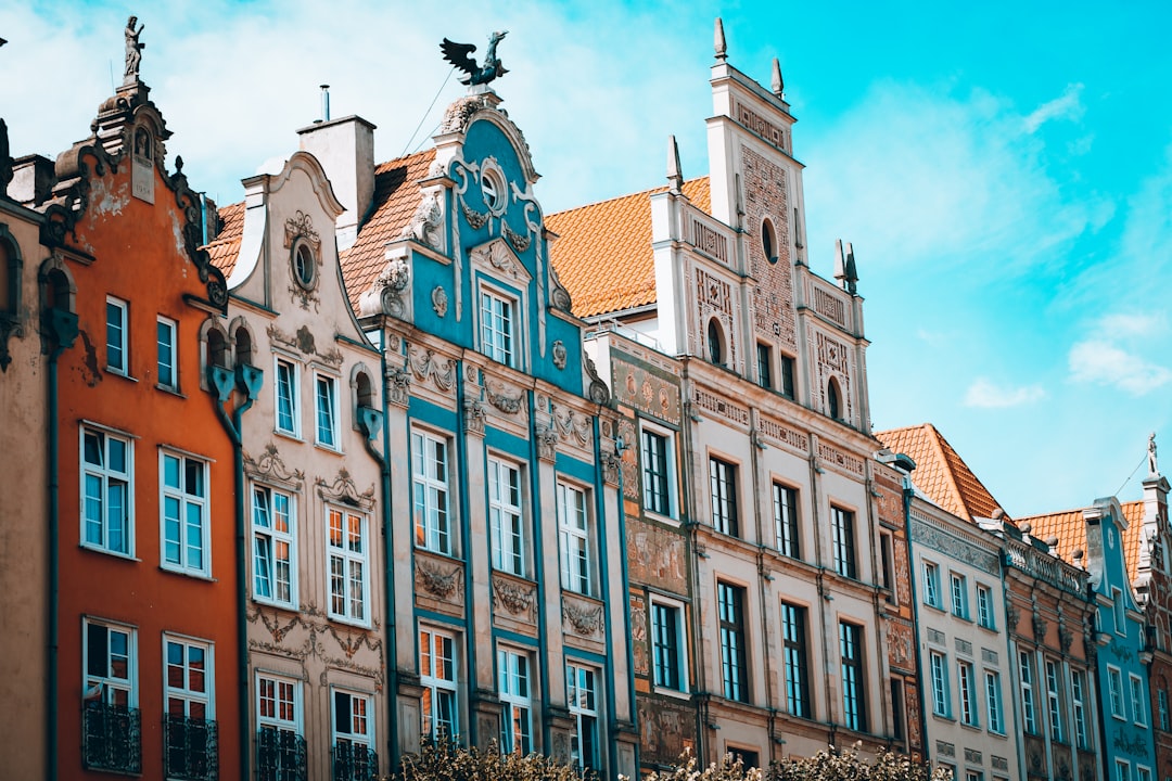 découvrez gdansk, une ville portuaire historique de la pologne, connue pour ses magnifiques façades colorées, son riche patrimoine maritime et son ambiance vibrante. idéale pour une escapade culturelle sur la mer baltique.