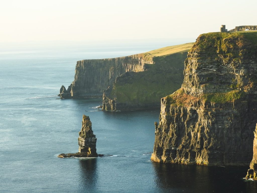 découvrez l’irlande, une île aux paysages verdoyants, riche en histoire, traditions celtiques et villes dynamiques comme dublin et cork. préparez votre voyage entre falaises spectaculaires et châteaux médiévaux !