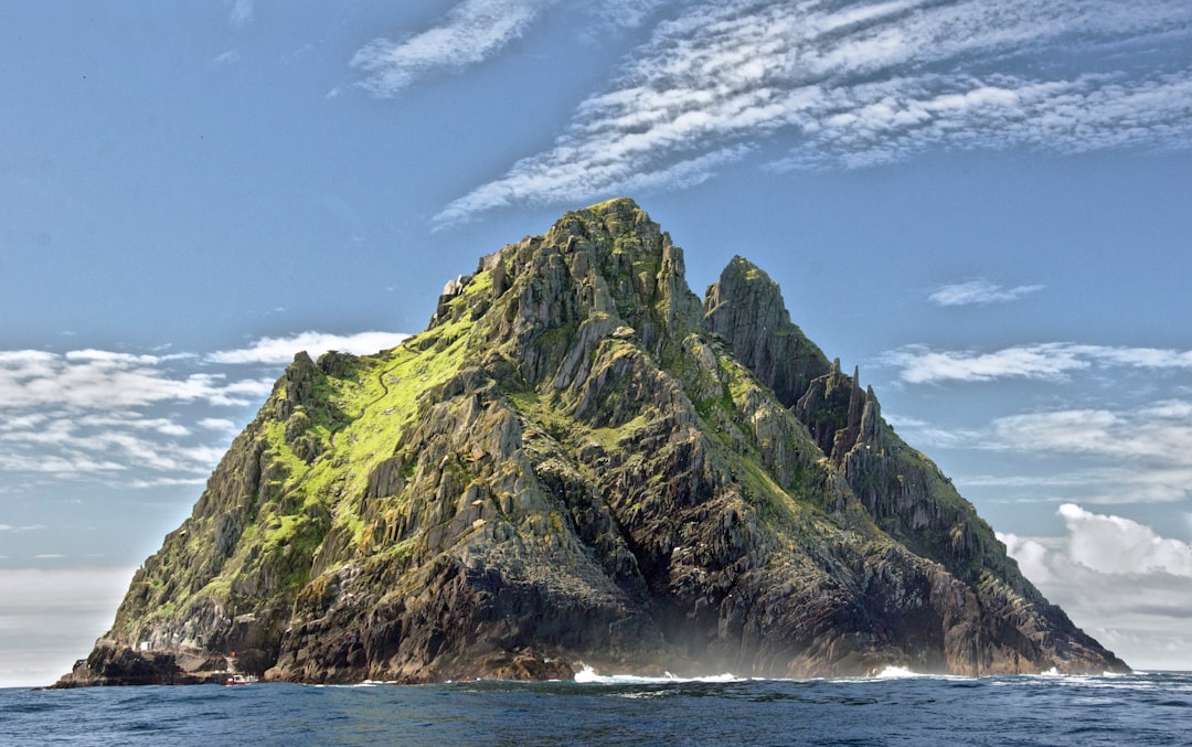 découvrez l'irlande, une île envoûtante réputée pour ses paysages verdoyants, sa culture riche, ses châteaux historiques et son accueil chaleureux. explorez dublin, les falaises de moher, et tout le charme celte.