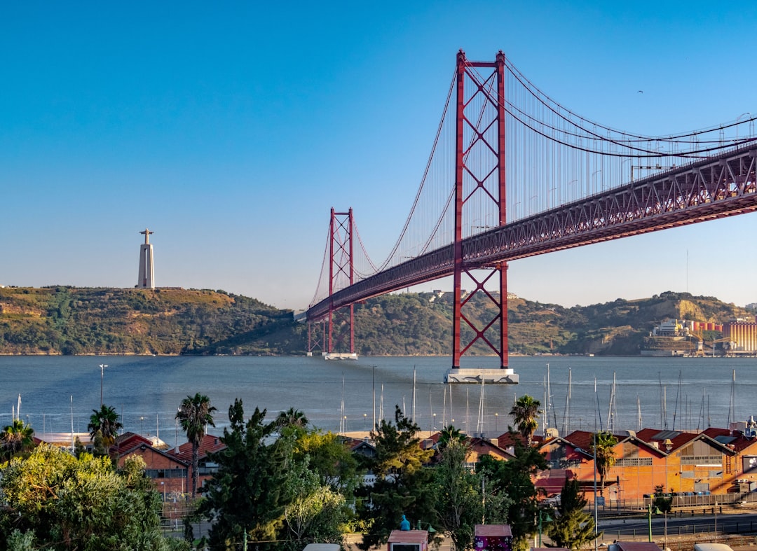 découvrez lisbonne, la capitale du portugal, célèbre pour ses ruelles pavées, son ambiance vibrante et sa riche histoire. explorez ses quartiers emblématiques, savourez la délicieuse cuisine locale, et laissez-vous envoûter par ses superbes paysages et son patrimoine culturel.
