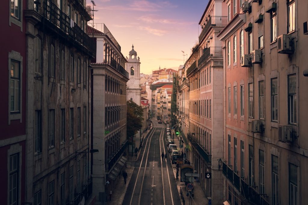 découvrez lisbonne, la capitale envoûtante du portugal, connue pour ses ruelles pavées, ses tramways historiques, sa délicieuse gastronomie et sa riche culture. plongez dans l'ambiance unique de cette ville côtière entre tradition et modernité, tout en admirant ses superbes vues sur le fleuve tage.