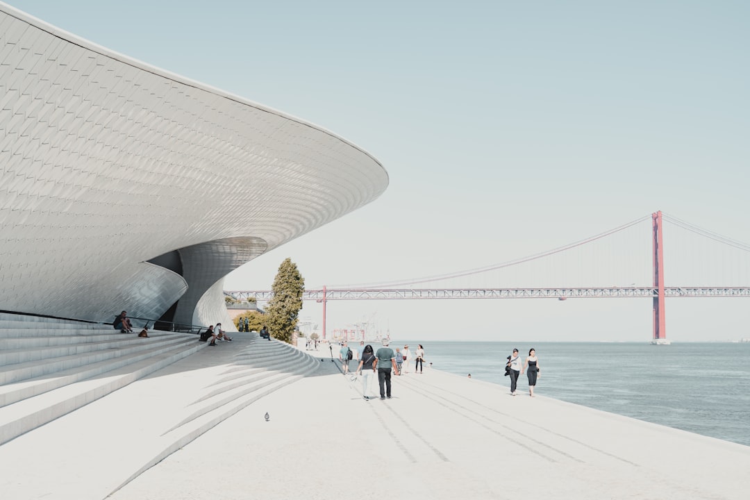 découvrez lisbonne, la capitale envoûtante du portugal, où l'histoire rencontre la modernité. explorez ses ruelles colorées, ses délicieux plats, et ses panoramas époustouflants sur l'atlantique. préparez votre aventure dans cette ville pleine de charme et de culture!