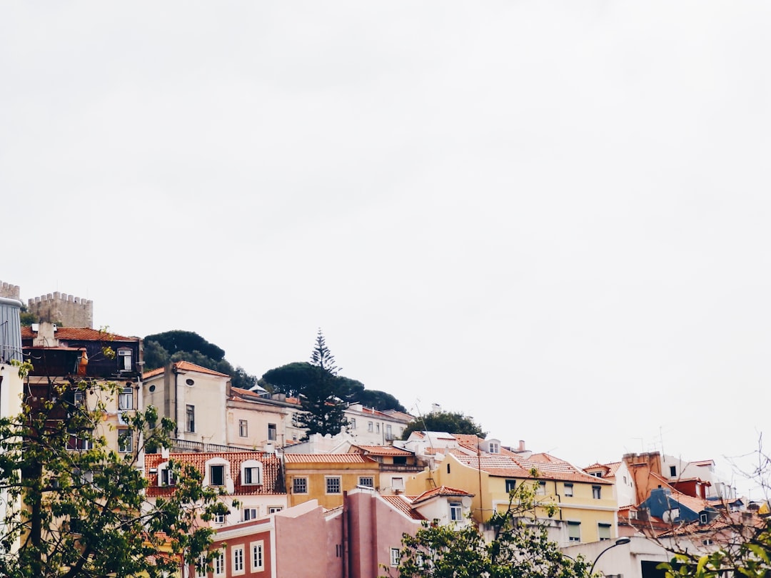 découvrez lisbonne, une ville vibrante aux couleurs envoûtantes, alliant histoire, culture et gastronomie. explorez ses quartiers pittoresques, admirez ses monuments emblématiques et savourez des plats typiques dans une atmosphère chaleureuse. lisbonne vous invite à vivre une expérience inoubliable.