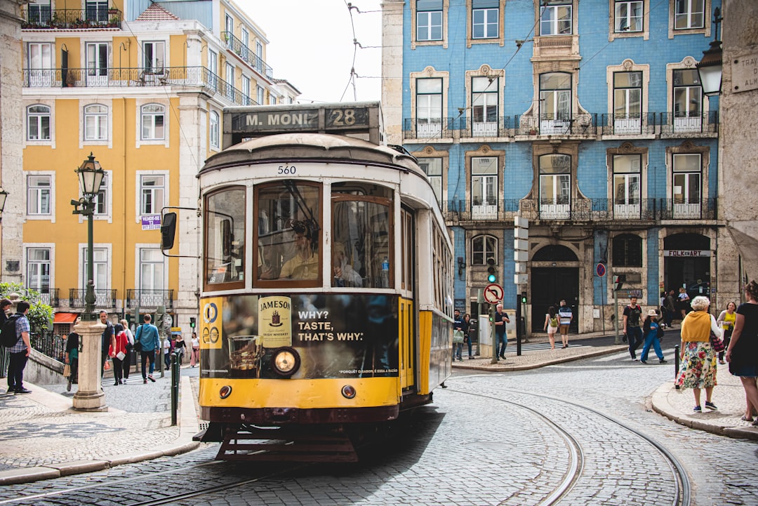 découvrez lisbonne, la capitale envoûtante du portugal, connue pour ses rues pavées, ses tramways emblématiques, sa délicieuse gastronomie et ses miradouros offrant des vues imprenables sur le fleuve tage. une destination alliant histoire, culture et modernité.