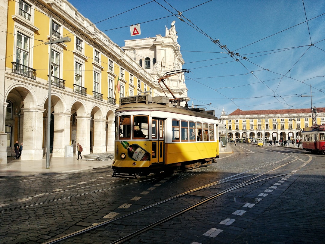 découvrez lisbonne, la capitale envoûtante du portugal, où l'histoire rencontre la modernité. explorez ses quartiers emblématiques, savourez sa cuisine délicieuse et admirez ses paysages enchanteurs au bord du fleuve tage.