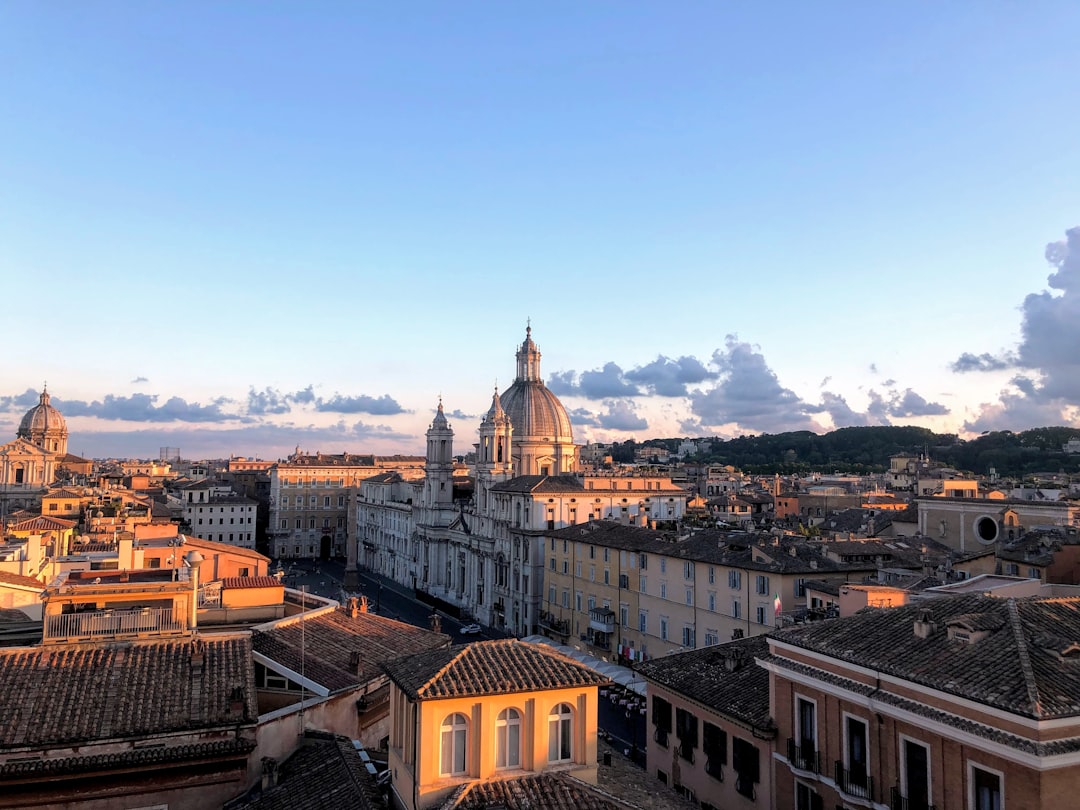 découvrez rome, la capitale italienne riche en histoire et en culture, entre monuments antiques emblématiques, gastronomie savoureuse et ambiance chaleureuse. préparez votre voyage à rome et explorez ses trésors incontournables !