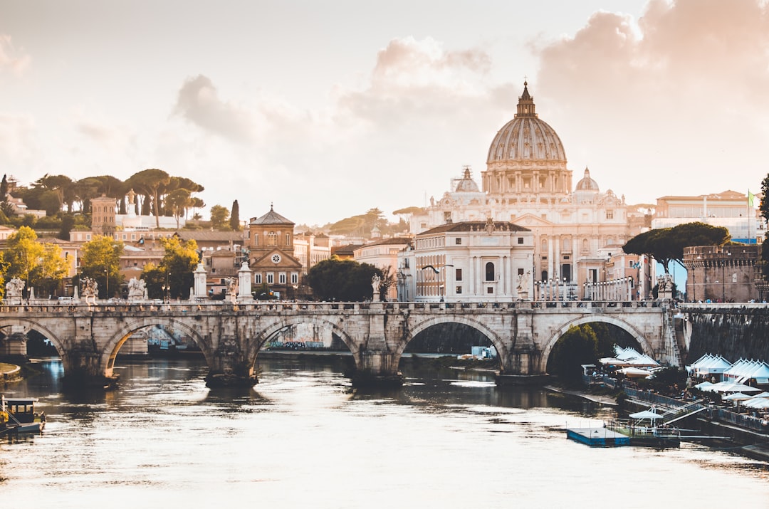 découvrez rome, la capitale italienne riche en histoire, monuments impressionnants et gastronomie savoureuse. explorez le colisée, la fontaine de trevi et le vatican pour un séjour inoubliable au cœur de la ville éternelle.