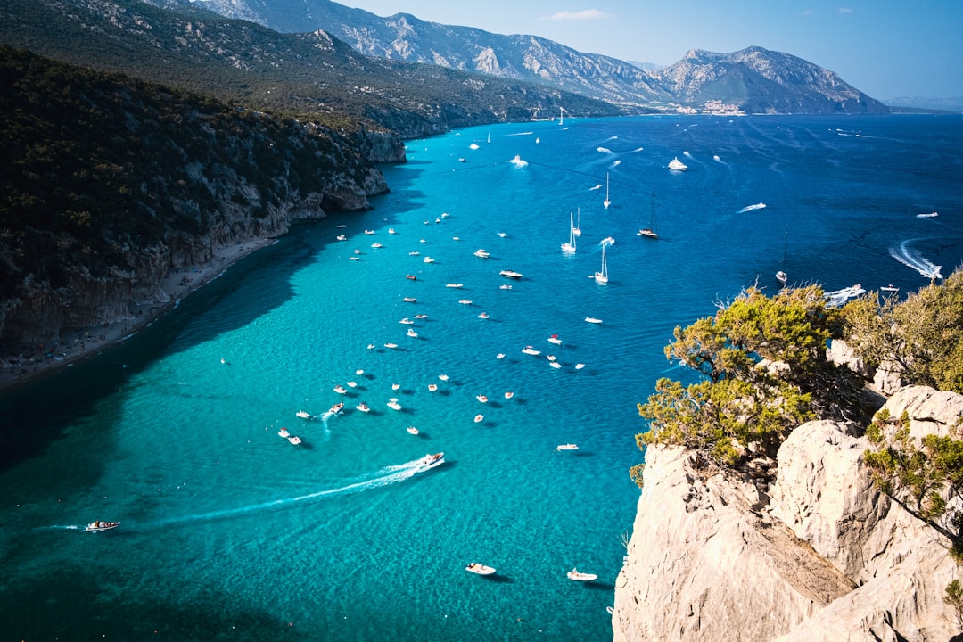 découvrez la sardaigne, une île italienne unique connue pour ses plages de sable fin, ses eaux turquoise, sa gastronomie authentique et ses villages pittoresques. partez à la découverte d'une destination idéale entre nature, culture et détente.