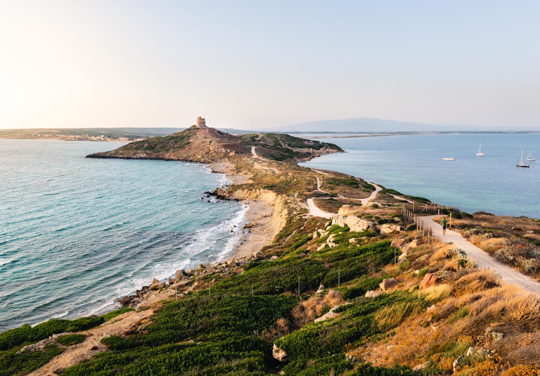 découvrez la beauté unique de la sardaigne : plages paradisiaques, villages pittoresques, traditions méditerranéennes et saveurs authentiques vous attendent sur cette île italienne enchanteresse.