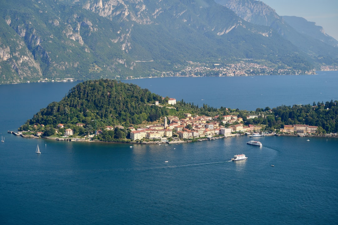 découvrez le bellagio, un hôtel emblématique de las vegas reconnu pour ses fontaines spectaculaires, son casino de luxe, ses restaurants raffinés et ses chambres élégantes. profitez d’une expérience inoubliable au cœur du strip.