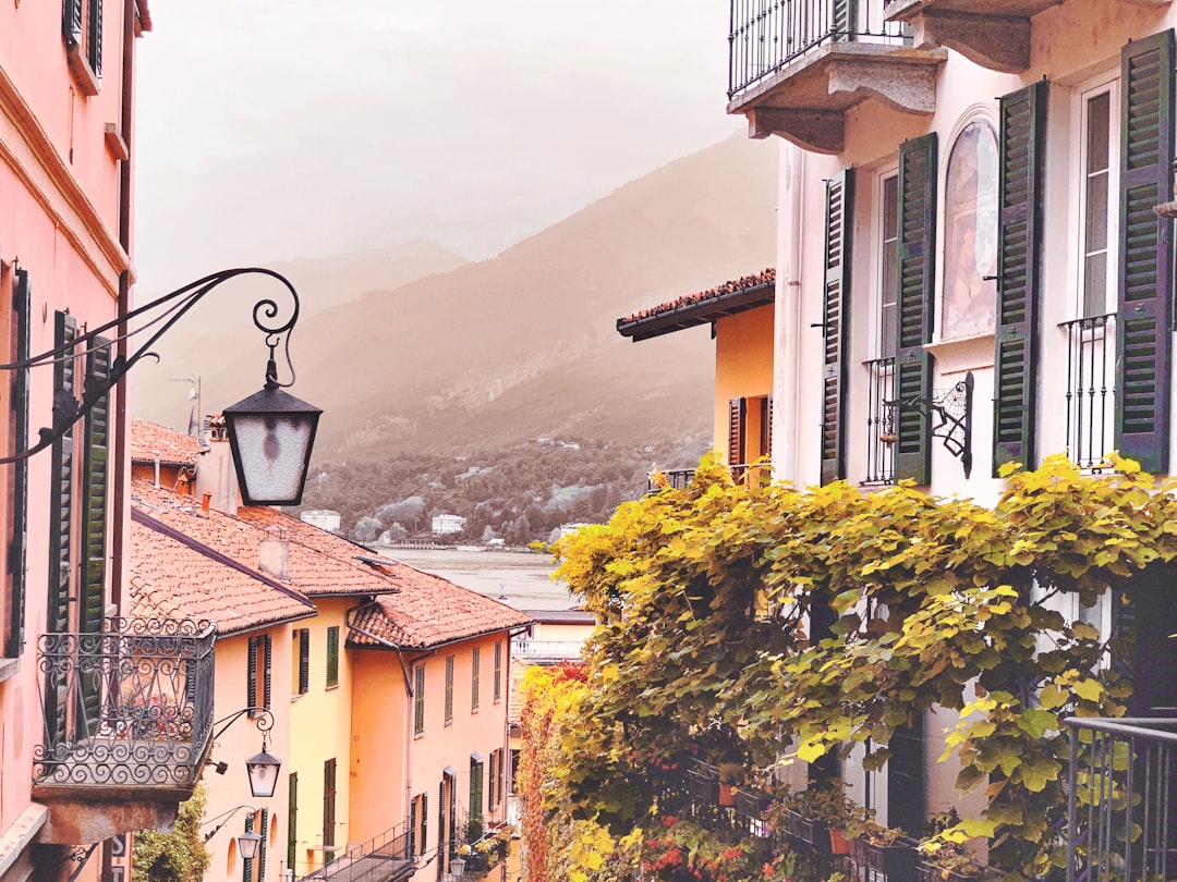 découvrez le bellagio, un hôtel emblématique de las vegas réputé pour ses fontaines spectaculaires, son casino luxueux, ses restaurants gastronomiques et ses spectacles inoubliables. profitez d'une expérience unique au cœur du strip.