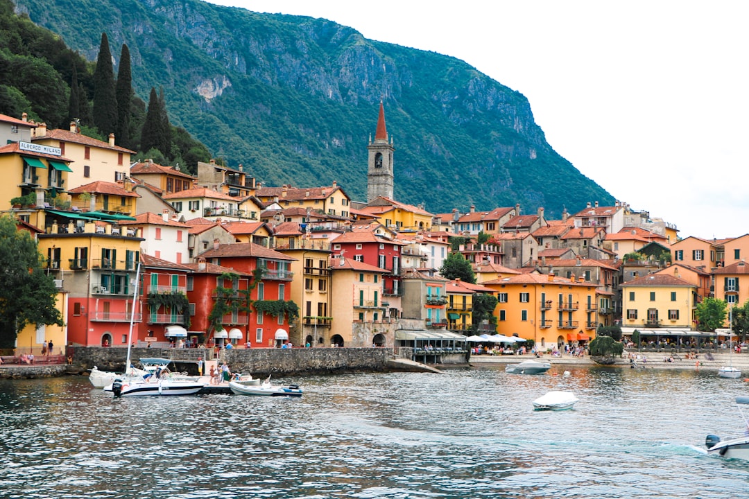 découvrez bellagio, une destination de rêve située au cœur du lac de côme en italie, célèbre pour ses paysages époustouflants, ses villas historiques et son charme authentique.