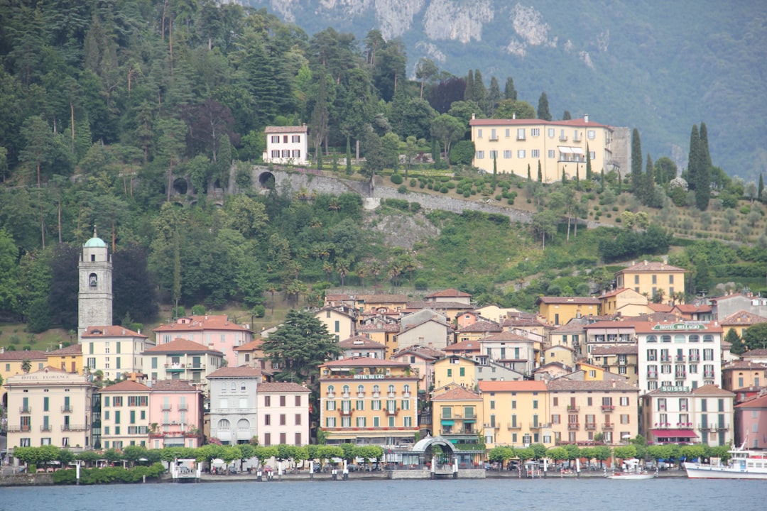 découvrez le bellagio, un hôtel et casino emblématique de las vegas, réputé pour ses fontaines spectaculaires, son luxe raffiné et ses restaurants gastronomiques. profitez d'un séjour inoubliable dans une atmosphère élégante au cœur du strip.