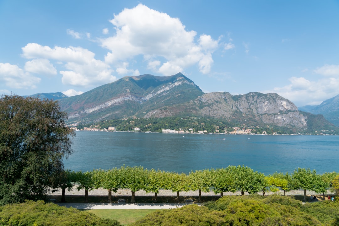 découvrez le bellagio, un hôtel de luxe emblématique à las vegas, célèbre pour ses célèbres fontaines dansantes, son casino prestigieux et ses restaurants gastronomiques. profitez d'une expérience inoubliable dans un cadre élégant au cœur du strip.