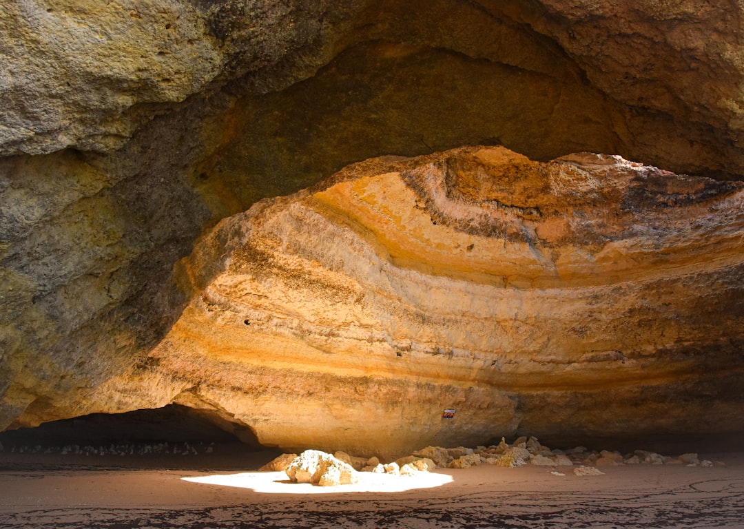 découvrez la grotte de benagil, une merveille naturelle emblématique de l'algarve au portugal, célèbre pour son impressionnante voûte et son accès unique par la mer.