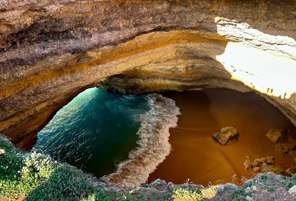 découvrez la grotte de benagil, l'une des merveilles naturelles de l'algarve au portugal. explorez cette célèbre caverne marine aux impressionnantes formations rocheuses et à la vue spectaculaire sur l'océan atlantique.