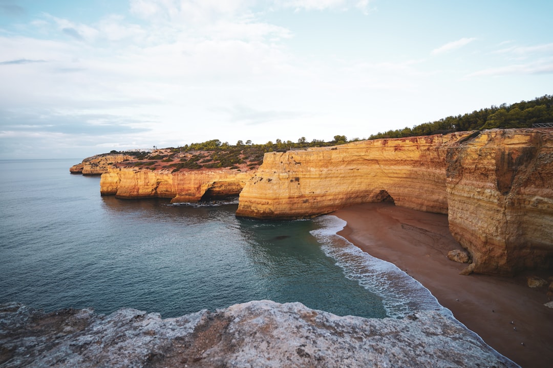 découvrez la magnifique grotte de benagil au portugal, célèbre pour son impressionnante voûte naturelle et ses eaux cristallines. parfaite pour une aventure en kayak ou une visite guidée en bateau, la grotte de benagil est une destination incontournable en algarve.