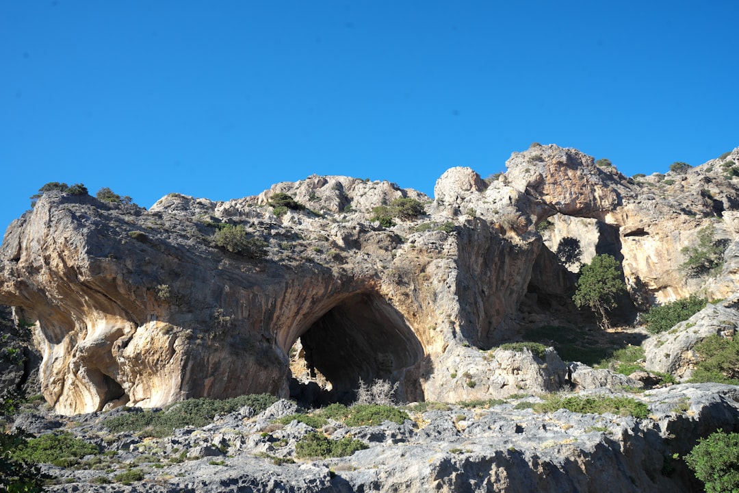 découvrez la grotte de benagil, l'une des merveilles naturelles de l'algarve au portugal. explorez cette impressionnante formation rocheuse en bateau ou en kayak et laissez-vous surprendre par sa célèbre ouverture vers le ciel.
