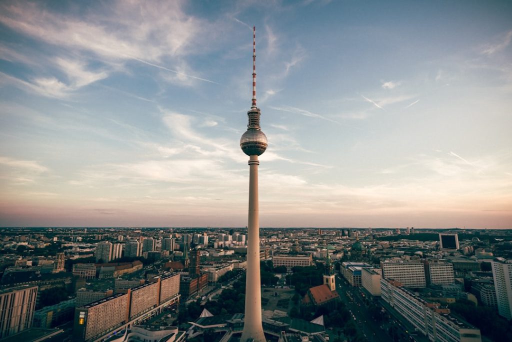 découvrez berlin, une ville dynamique mêlant histoire, culture et modernité. explorez ses monuments emblématiques, sa vie nocturne animée et ses quartiers créatifs pour une expérience inoubliable en allemagne.