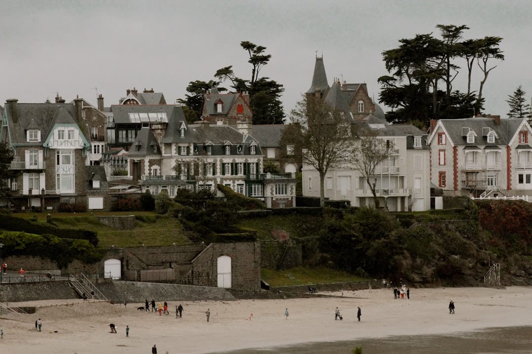 découvrez la bretagne, une région française riche en traditions, paysages côtiers sublimes, gastronomie authentique et patrimoine historique. explorez ses villes médiévales, plages sauvages et culture celtique unique.