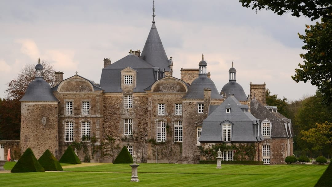 découvrez brittany, une région emblématique de la france, réputée pour ses paysages côtiers époustouflants, sa culture unique, ses traditions celtes et sa gastronomie savoureuse. partez à la découverte d'une terre authentique entre terre et mer.
