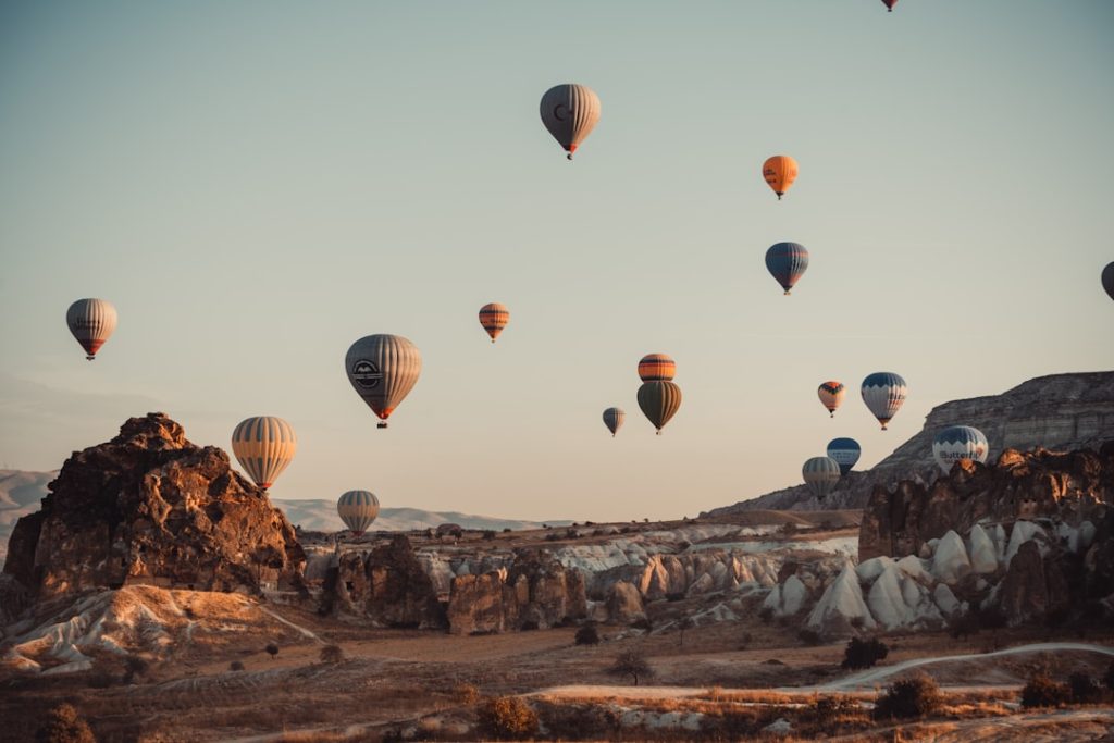 découvrez la cappadoce, une région magique en turquie célèbre pour ses paysages lunaires, ses cheminées de fée et ses montgolfières colorées. partez à l’aventure au cœur de sites historiques et naturels uniques.