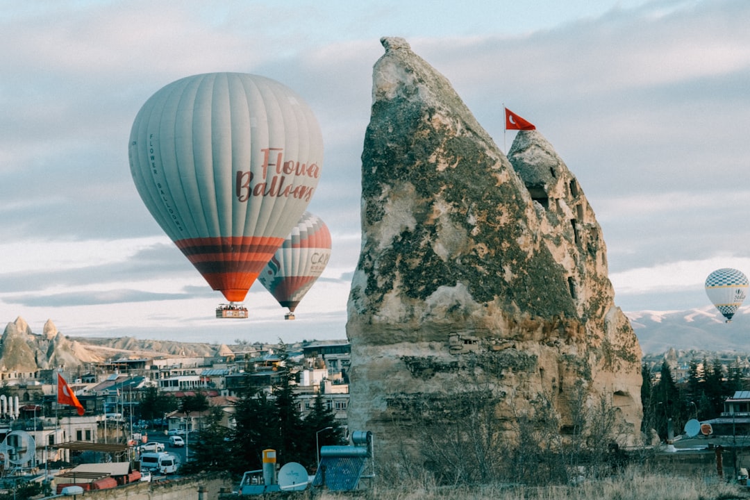 découvrez la cappadoce, région unique de turquie célèbre pour ses paysages spectaculaires, ses cheminées de fées, ses vols en montgolfière et ses villes souterraines. préparez votre prochain voyage au cœur d’un site naturel et culturel fascinant.