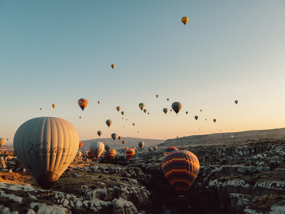 découvrez la cappadoce, région unique en turquie célèbre pour ses paysages féeriques, ses cheminées de fée, ses vols en montgolfière et ses villages troglodytes. partez à l’aventure et explorez des sites historiques et naturels exceptionnels !