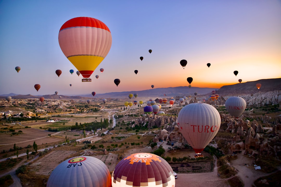 découvrez la cappadocia, une région magique de turquie célèbre pour ses paysages uniques de cheminées de fée, ses villages troglodytes et ses vols en montgolfière au lever du soleil.