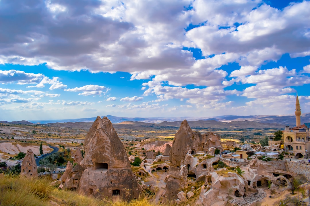 découvrez la cappadoce, une région unique de turquie connue pour ses paysages féeriques, ses cheminées de fées, ses montgolfières colorées et ses villages troglodytes, idéale pour une escapade magique et authentique.
