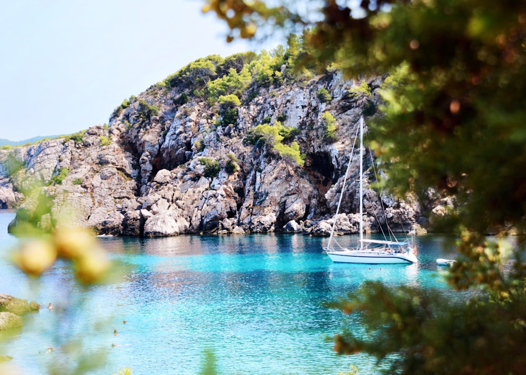 découvrez ibiza, l’île emblématique des baléares, célèbre pour ses plages paradisiaques, ses soirées animées, ses paysages spectaculaires et sa culture vibrante. préparez-vous à vivre une expérience inoubliable au cœur de la méditerranée !