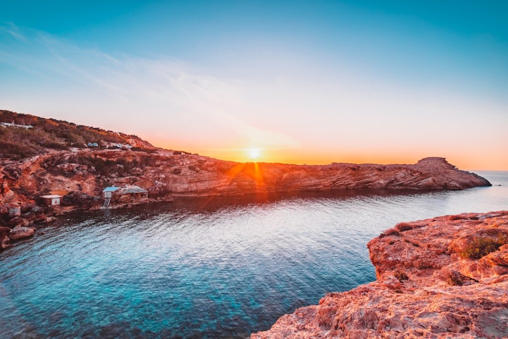 découvrez ibiza, île méditerranéenne réputée pour ses plages magnifiques, sa vie nocturne légendaire et ses villages pittoresques. partez à la découverte de ses paysages naturels, de sa culture unique et de ses trésors cachés.