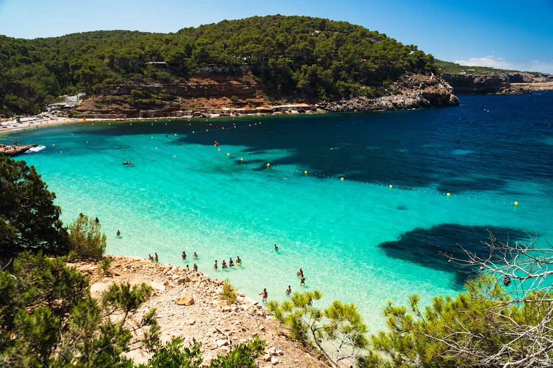 découvrez ibiza, une île méditerranéenne réputée pour ses plages paradisiaques, ses fêtes animées et ses paysages naturels à couper le souffle. idéale pour des vacances inoubliables sous le soleil.