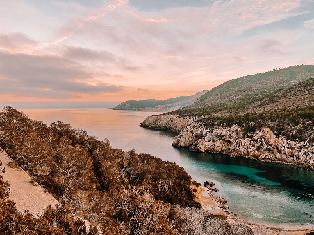 découvrez ibiza, l'île emblématique des baléares connue pour ses plages paradisiaques, sa vie nocturne animée et ses paysages naturels époustouflants. partez à la découverte d'ibiza pour des vacances inoubliables entre détente, culture et festivités.