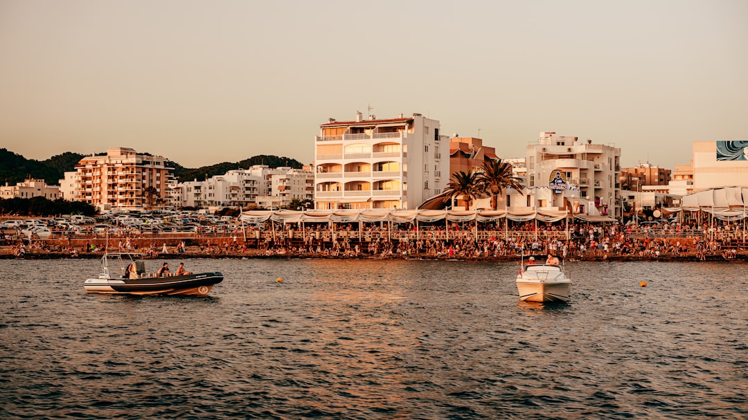 découvrez ibiza, l’île espagnole connue pour ses plages idylliques, ses clubs emblématiques, sa culture vibrante et ses paysages naturels à couper le souffle. préparez-vous à vivre une expérience inoubliable à ibiza !