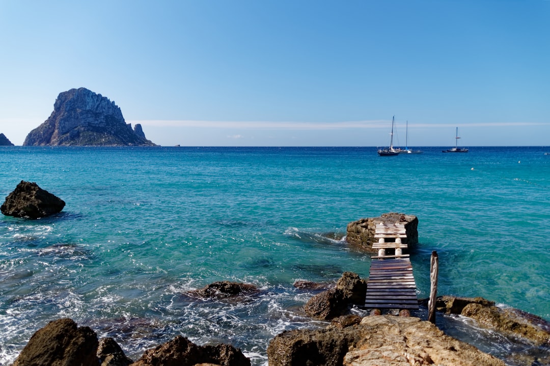 découvrez ibiza, île emblématique des baléares, réputée pour ses plages paradisiaques, sa vie nocturne animée et ses paysages naturels exceptionnels. partez à la découverte de ses villages authentiques et de ses activités variées tout au long de l’année.