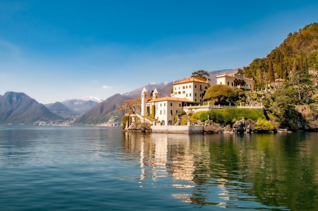 découvrez le charme incomparable du lac de côme, un joyau d’italie entouré de montagnes majestueuses, de villages pittoresques et de villas historiques. parfait pour une escapade romantique ou des vacances inoubliables au cœur de la nature.