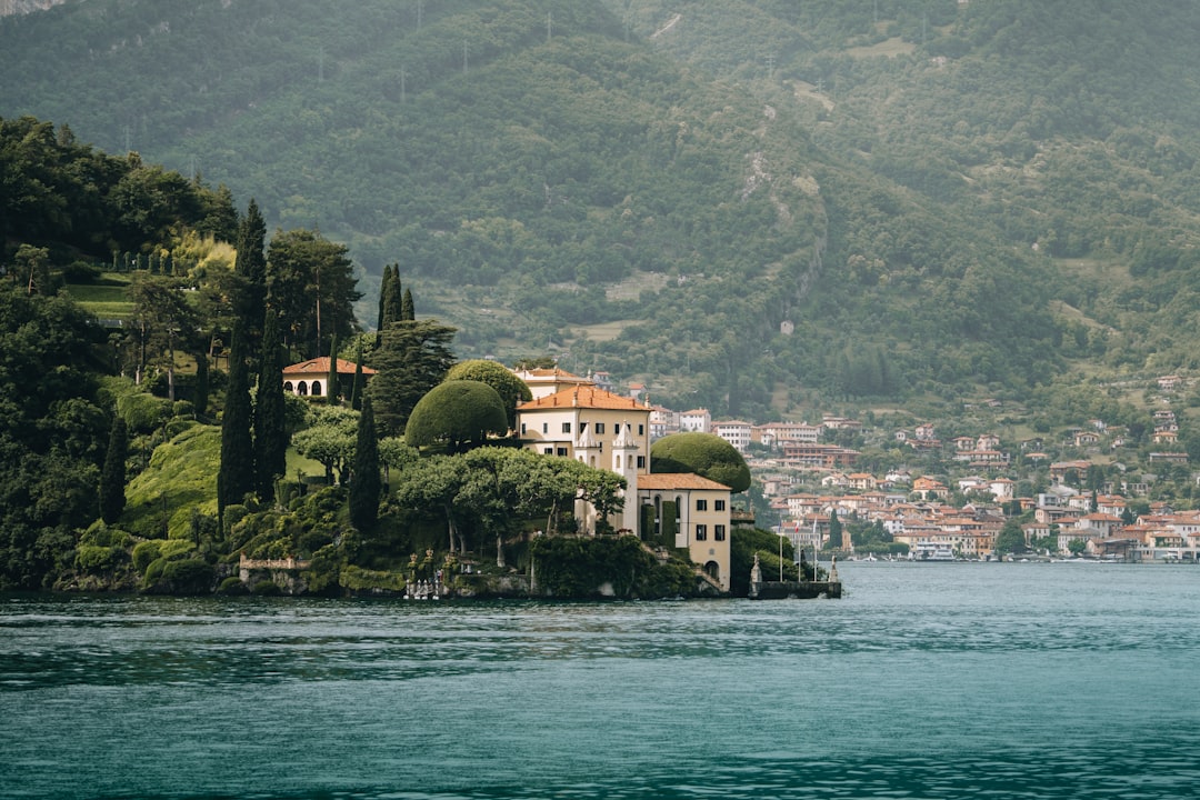 découvrez la beauté enchanteresse du lac de côme, une destination italienne célèbre pour ses paysages spectaculaires, ses villages pittoresques et ses activités nautiques. idéal pour des vacances inoubliables en italie.