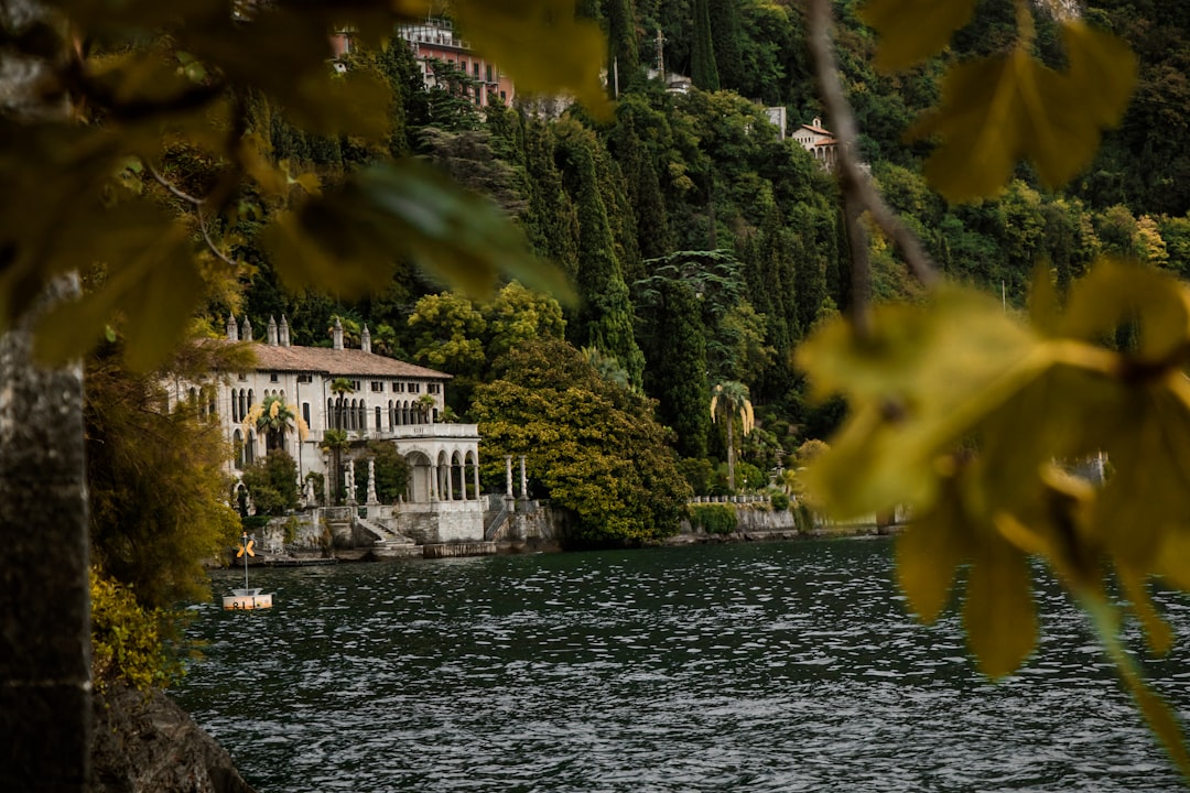 découvrez le lac de côme, un joyau du nord de l’italie célèbre pour ses paysages spectaculaires, ses villages pittoresques et ses villas historiques. idéal pour une escapade romantique ou des vacances dépaysantes au cœur de la nature.