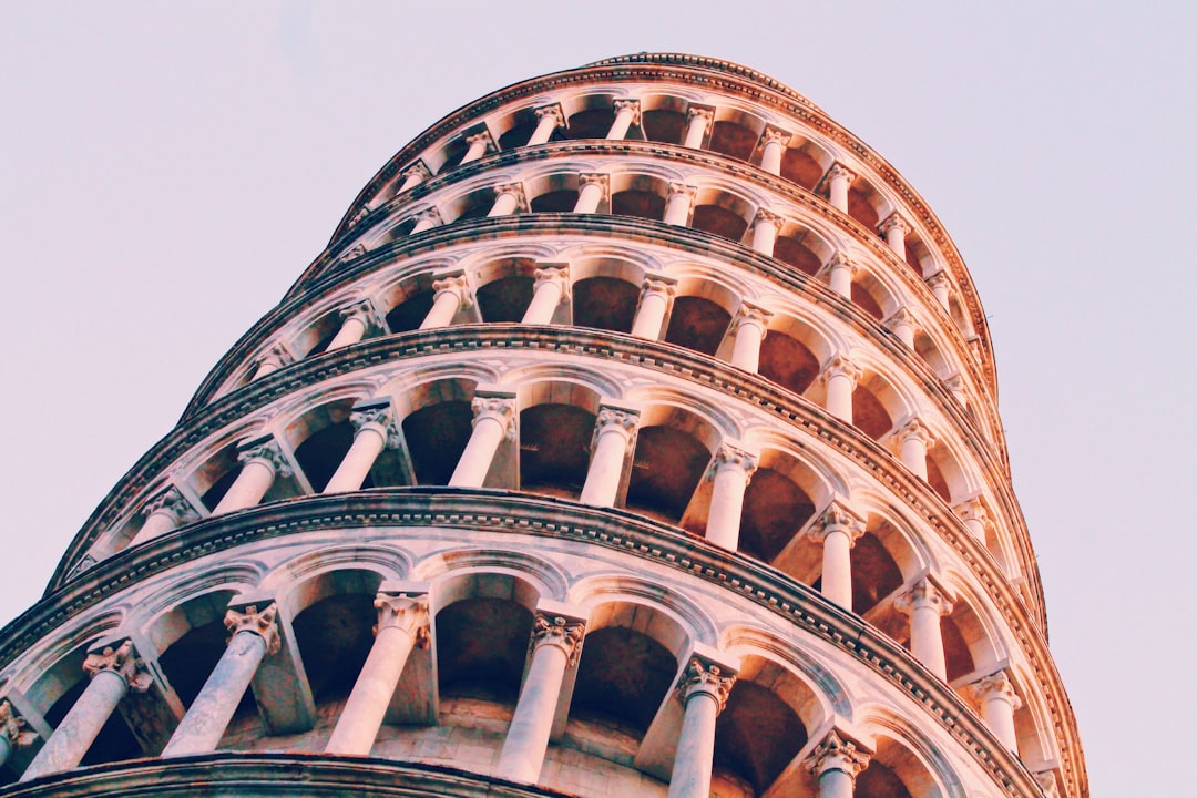 découvrez l’histoire fascinante de la leaning tower, sa célèbre inclinaison, son architecture unique et les raisons de sa renommée mondiale. infos pratiques pour la visiter.