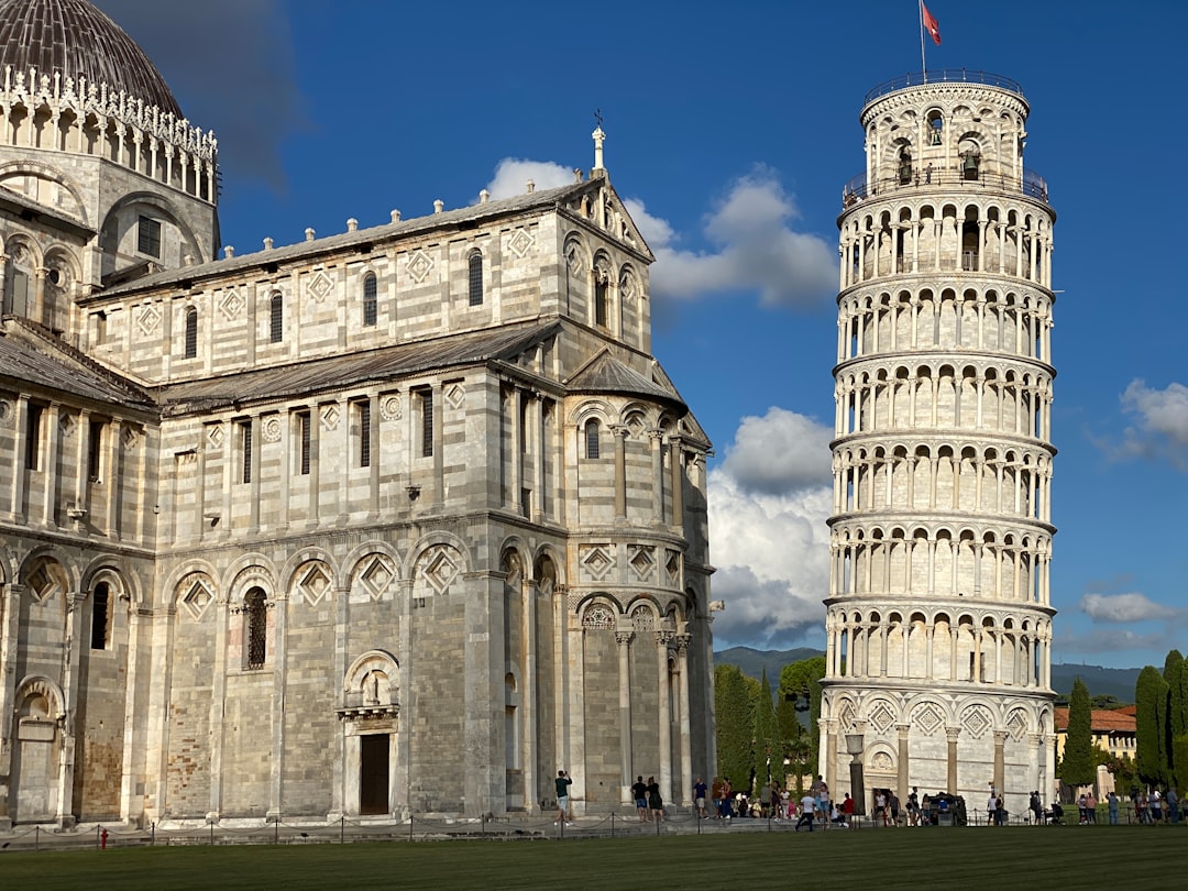 découvrez l'histoire fascinante et l'architecture unique de la leaning tower, célèbre monument incliné mondialement reconnu. explorez ses secrets et préparez votre visite dès maintenant !