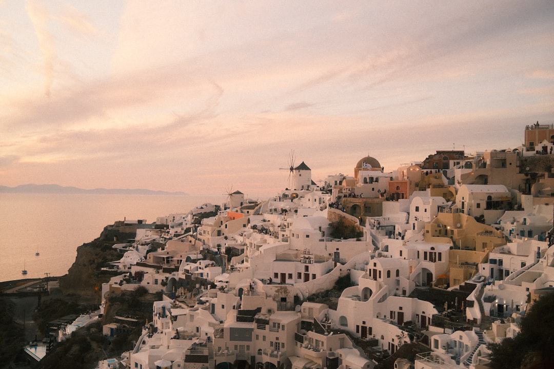 découvrez oia, un village emblématique de l’île de santorin, célèbre pour ses maisons blanches, ses couchers de soleil spectaculaires et ses ruelles pittoresques au cœur de la grèce.