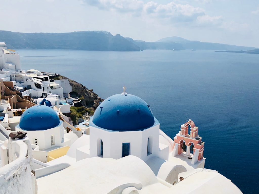 découvrez oia, un village pittoresque de santorin, célèbre pour ses couchers de soleil spectaculaires, ses maisons blanches aux toits bleus et ses vues panoramiques à couper le souffle sur la mer égée.