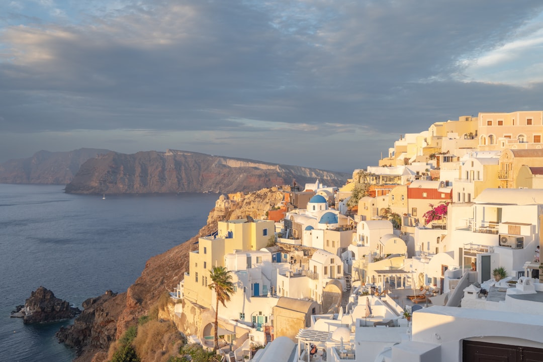découvrez oia, le village emblématique de santorin en grèce, célèbre pour ses maisons blanches, ses couchers de soleil spectaculaires et ses vues à couper le souffle sur la mer égée. une destination incontournable pour un séjour inoubliable.