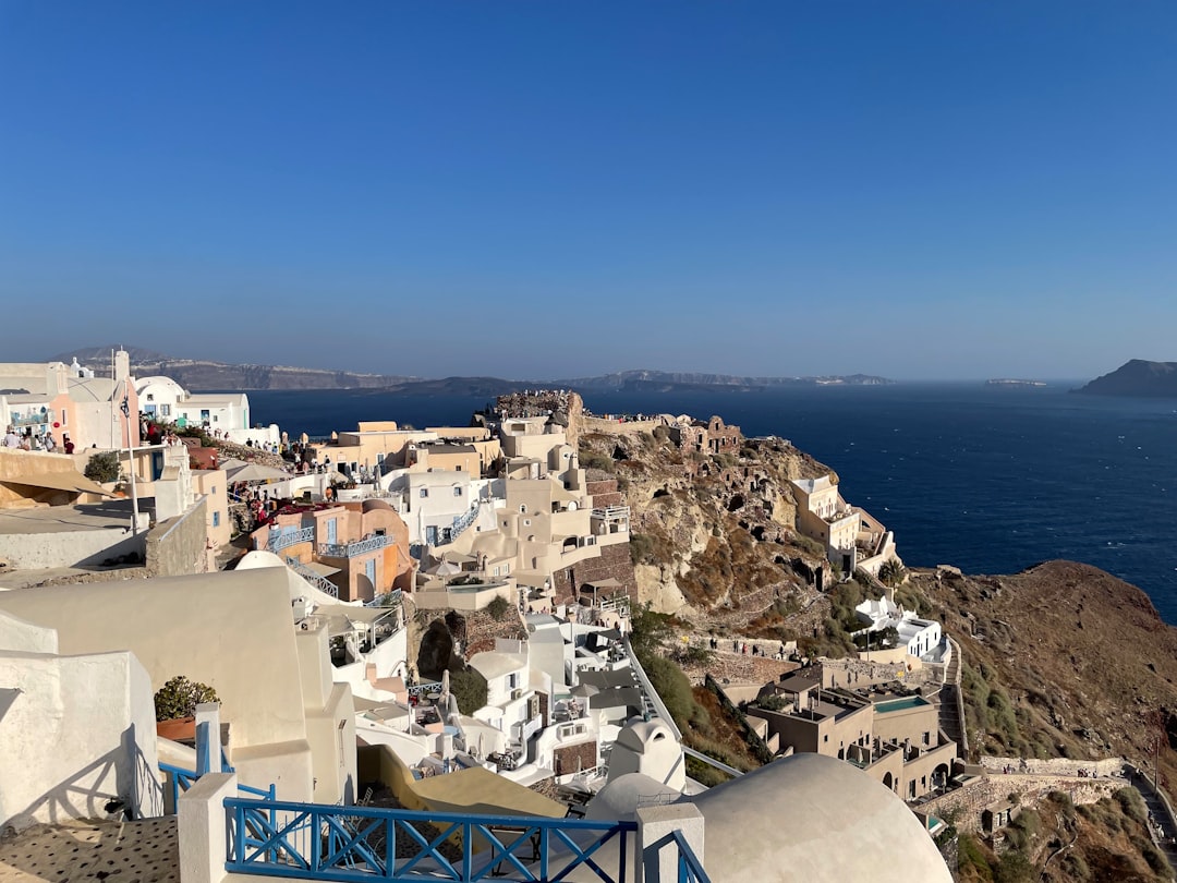découvrez oia, le village emblématique de santorin en grèce, célèbre pour ses maisons blanches et ses couchers de soleil spectaculaires. explorez ses ruelles pittoresques, ses vues imprenables sur la mer égée et son ambiance romantique unique.