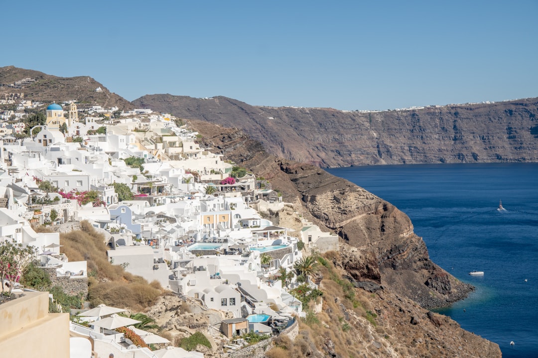 découvrez oia, le village emblématique de santorin célèbre pour ses maisons blanches aux toits bleus, ses couchers de soleil inoubliables et ses paysages à couper le souffle. explorez son charme unique et ses sites incontournables.