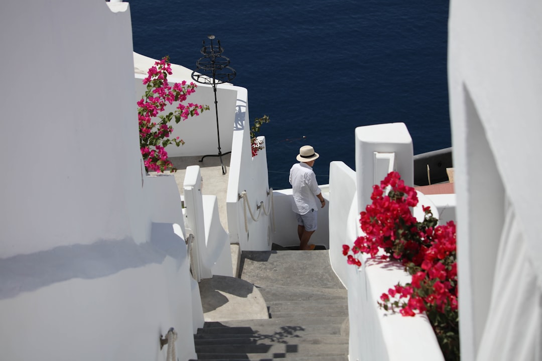 découvrez oia, le village emblématique de santorin en grèce : maisons blanches, couchers de soleil spectaculaires et vue imprenable sur la mer égée. parfait pour un voyage inoubliable.