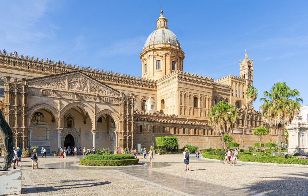 découvrez palerme, capitale de la sicile, réputée pour ses monuments historiques, ses marchés animés et sa délicieuse gastronomie. partez à la découverte d’une ville aux multiples influences culturelles et profitez d’un voyage inoubliable au cœur de la méditerranée.