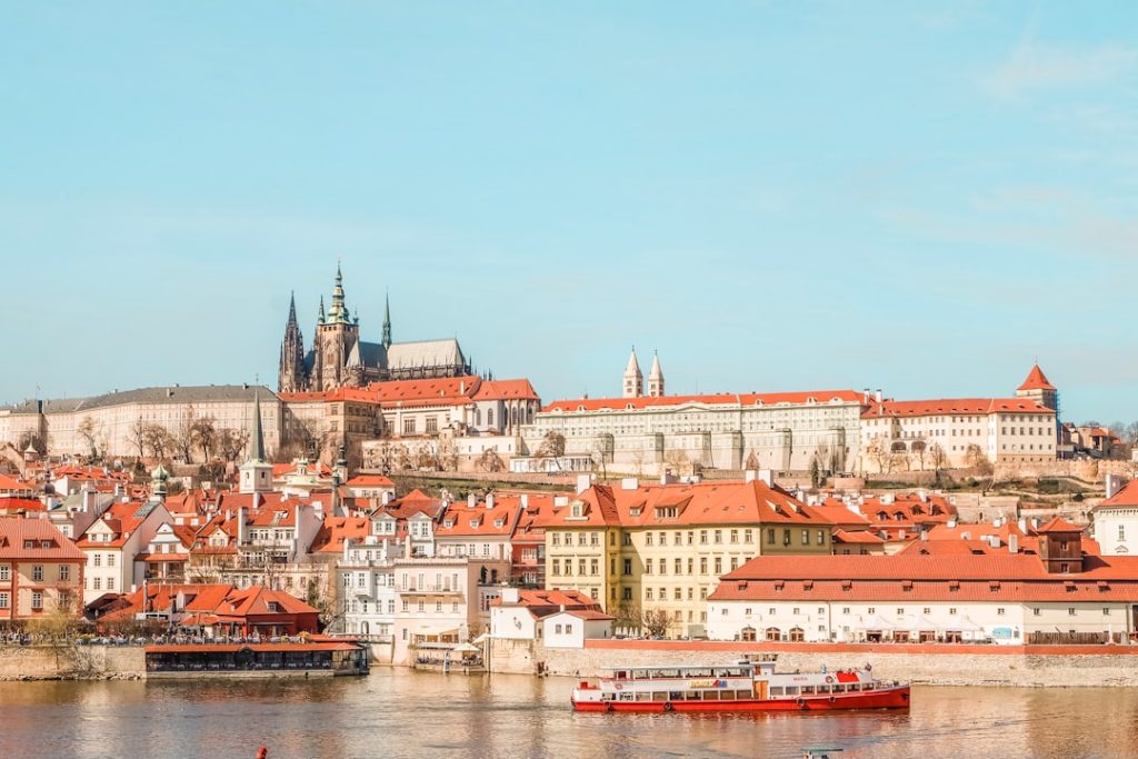 découvrez prague, la capitale tchèque fascinante, célèbre pour son architecture gothique, ses ponts historiques et son atmosphère romantique. explorez ses ruelles pittoresques, dégustez la cuisine locale et profitez des trésors culturels de cette ville européenne incontournable.